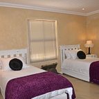 Bedroom with two single beds in the cottage.